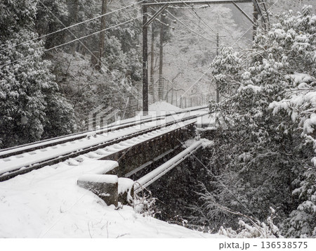 雪が積もる単線の線路と鉄橋 136538575