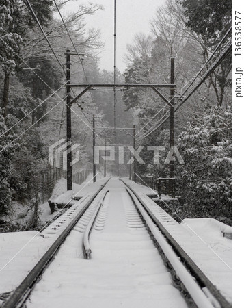 雪が積もる単線の線路と鉄橋 雪が積もる単線の線路と鉄橋 136538577