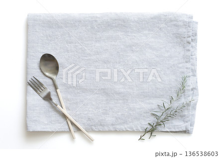 スプーンとフォークと植物を乗せたリネン　背景素材用 136538603