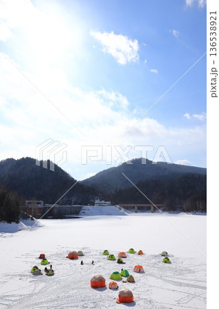 北海道　道東　真冬の湖　氷上ワカサギ釣りテント　ダム湖 136538921