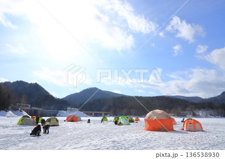 北海道 道東 真冬の湖 氷上ワカサギ釣りテント ダム湖 北海道 道東 真冬の湖 氷上ワカサギ釣りテント ダム湖 136538930