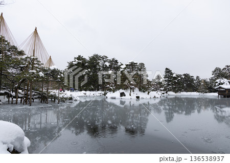 真冬の兼六園 136538937