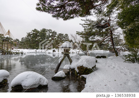 真冬の兼六園 136538938