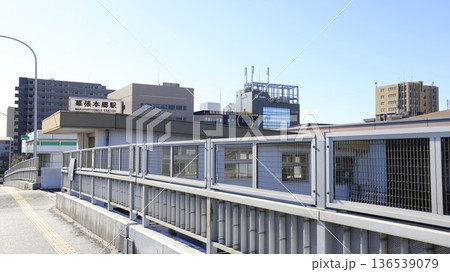 JR総武線の幕張本郷駅、京成電鉄千葉線の京成幕張本郷駅の東口から見た駅舎 136539079