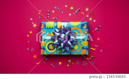 カラフルなプレゼントボックスとピンク背景 カラフルなプレゼントボックスとピンク背景 136539083