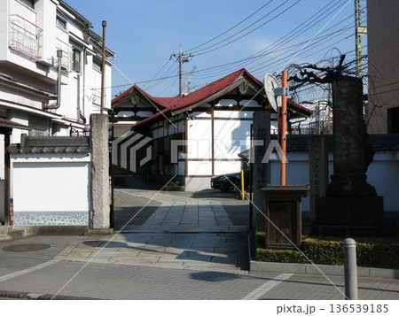 横浜市神奈川区の慶運寺（山門） 136539185