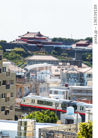 首里城とモノレール首里の街風景 首里城とモノレール首里の街風景 136539189