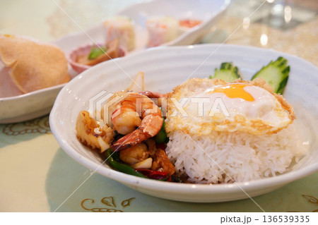 美味しそうなタイ料理 シーフードガパオ 美味しそうなタイ料理 シーフードガパオ 136539335