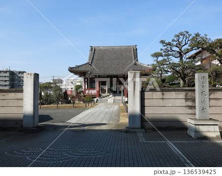 横浜市神奈川区の成仏寺（山門・本堂・寺号標） 136539425