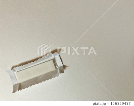 開封したガム1 136539457