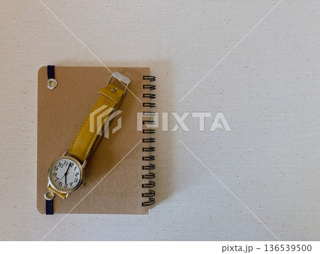 腕時計とリングノートの裏 136539500