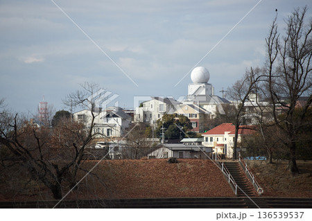 冬の名古屋市の住宅地の建物と空の風景	 136539537