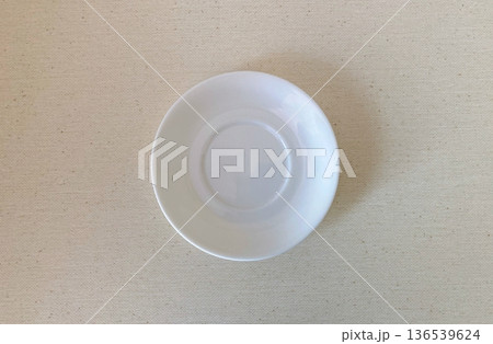 空っぽの白い皿1 空っぽの白い皿1 136539624