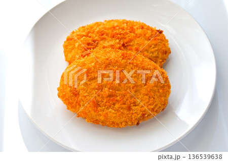 揚げたてのコロッケ 136539638
