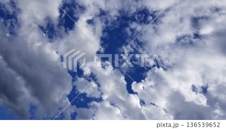 鮮やかな青が際立つ空と白い雲、深いブルーグラデーションが広がる爽快なスカイビュー 鮮やかな青が際立つ空と白い雲、深いブルーグラデーションが広がる爽快なスカイビュー 136539652