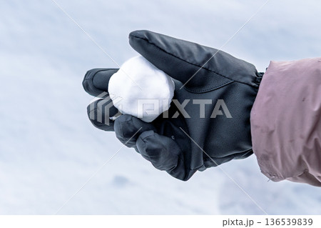 手に持った雪玉 136539839
