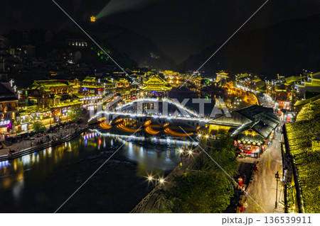 鳳凰古城の夜景 136539911