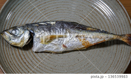 陶器皿に盛り付けられた一匹丸ごとの香ばしいアジの塩焼き 陶器皿に盛り付けられた一匹丸ごとの香ばしいアジの塩焼き 136539983