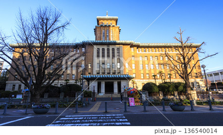 青空に映える洋風建築 136540014