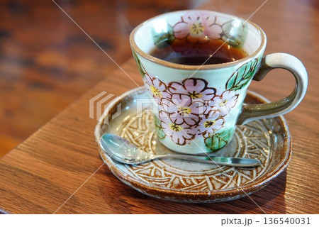 和風花柄カップで楽しむホットコーヒー 和風花柄カップで楽しむホットコーヒー 136540031