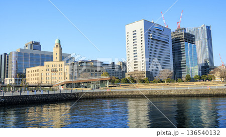 横浜港から見たみなとみらい 136540132
