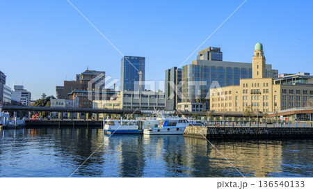 横浜港から見たみなとみらい 136540133