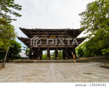 正面から見る東大寺南大門 136540181