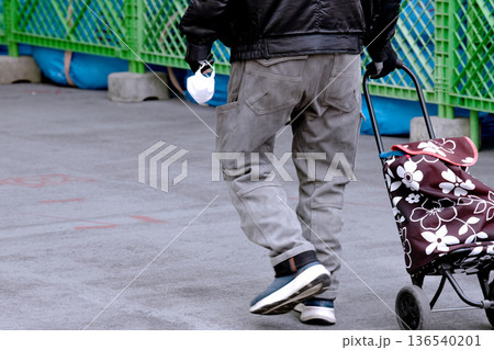 日本の横浜都市景観腕マスク…高齢化社会　腕マスクの高齢男性…呪縛の狭間で…＝横浜市内（横浜駅西口） 136540201