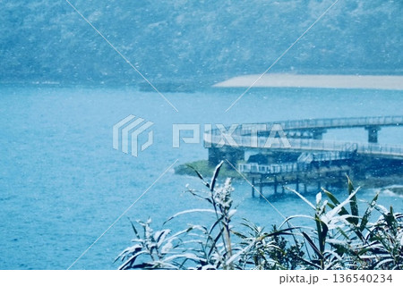 雪が降る笠戸島の海上遊歩道 雪が降る笠戸島の海上遊歩道 136540234