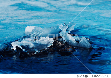 湖面を覆う氷の造形 136540264