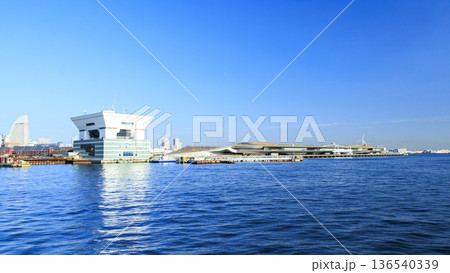 山下公園から見た横浜港 山下公園から見た横浜港 136540339