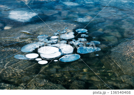 湖の氷に閉じ込められた気泡 136540408