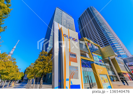 東京　墨田区の都市風景　オリナス錦糸町とオリナスタワー 136540476