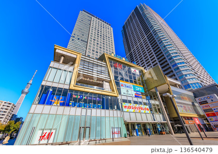 東京　墨田区の都市風景　オリナス錦糸町とオリナスタワー 136540479