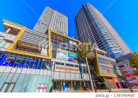 東京　墨田区の都市風景　オリナス錦糸町とオリナスタワー 136540480