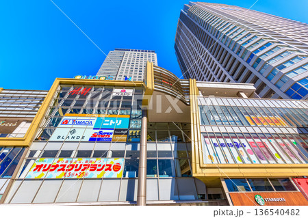 東京　墨田区の都市風景　オリナス錦糸町とオリナスタワー 136540482