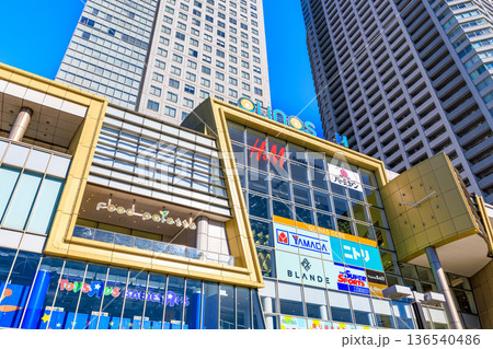 東京　墨田区の都市風景　オリナス錦糸町とオリナスタワー 136540486