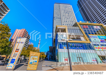 東京　墨田区の都市風景　オリナス錦糸町とオリナスタワー 136540487
