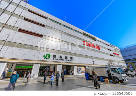 東京　墨田区の都市風景　錦糸町駅南口　 136540503