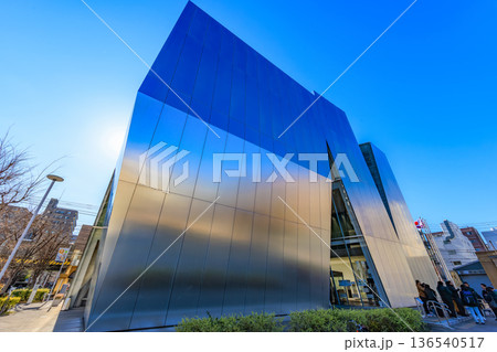 東京　墨田区の都市風景　すみだ北斎美術館 136540517