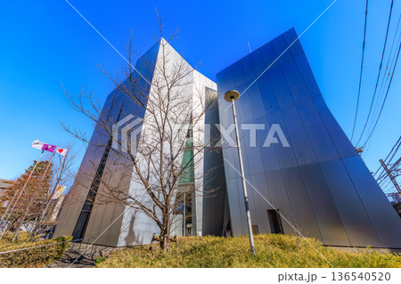 東京　墨田区の都市風景　すみだ北斎美術館 136540520