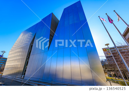 東京　墨田区の都市風景　すみだ北斎美術館 136540525