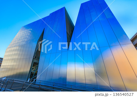 東京　墨田区の都市風景　すみだ北斎美術館 136540527