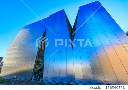 東京　墨田区の都市風景　すみだ北斎美術館 136540528
