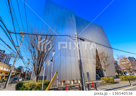 東京　墨田区の都市風景　すみだ北斎美術館 136540536
