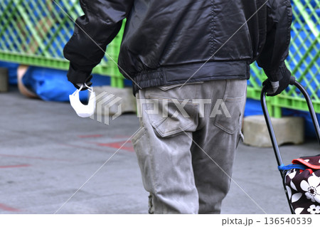 日本の横浜都市景観腕マスク…高齢化社会　腕マスクの高齢男性…呪縛の狭間で…＝横浜市内（横浜駅西口） 136540539