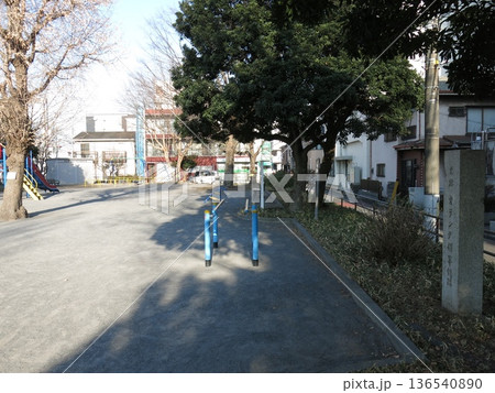 「史跡 オランダ領事館跡」の石碑が立つ横浜市神奈川区の神奈川通東公園 「史跡 オランダ領事館跡」の石碑が立つ横浜市神奈川区の神奈川通東公園 136540890