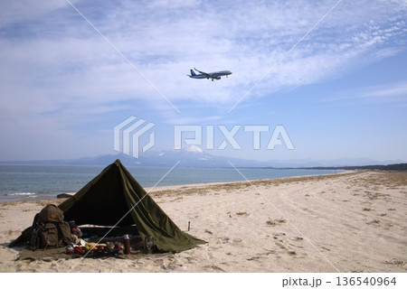 海岸で軍幕キャンプ 海岸で軍幕キャンプ 136540964