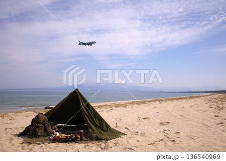 海岸で軍幕キャンプ 136540969