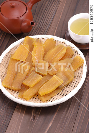美味しそうな干し芋 136540979